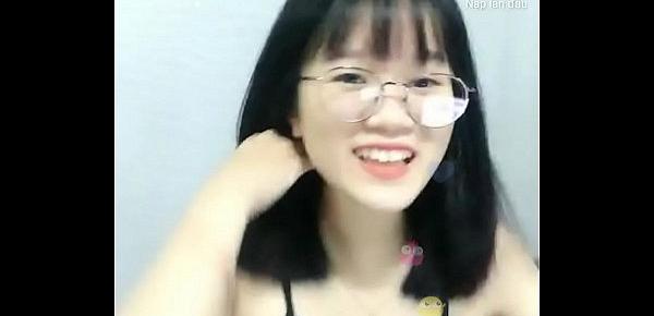  Em gái đeo kính xinh xắn live stream trên Uplive